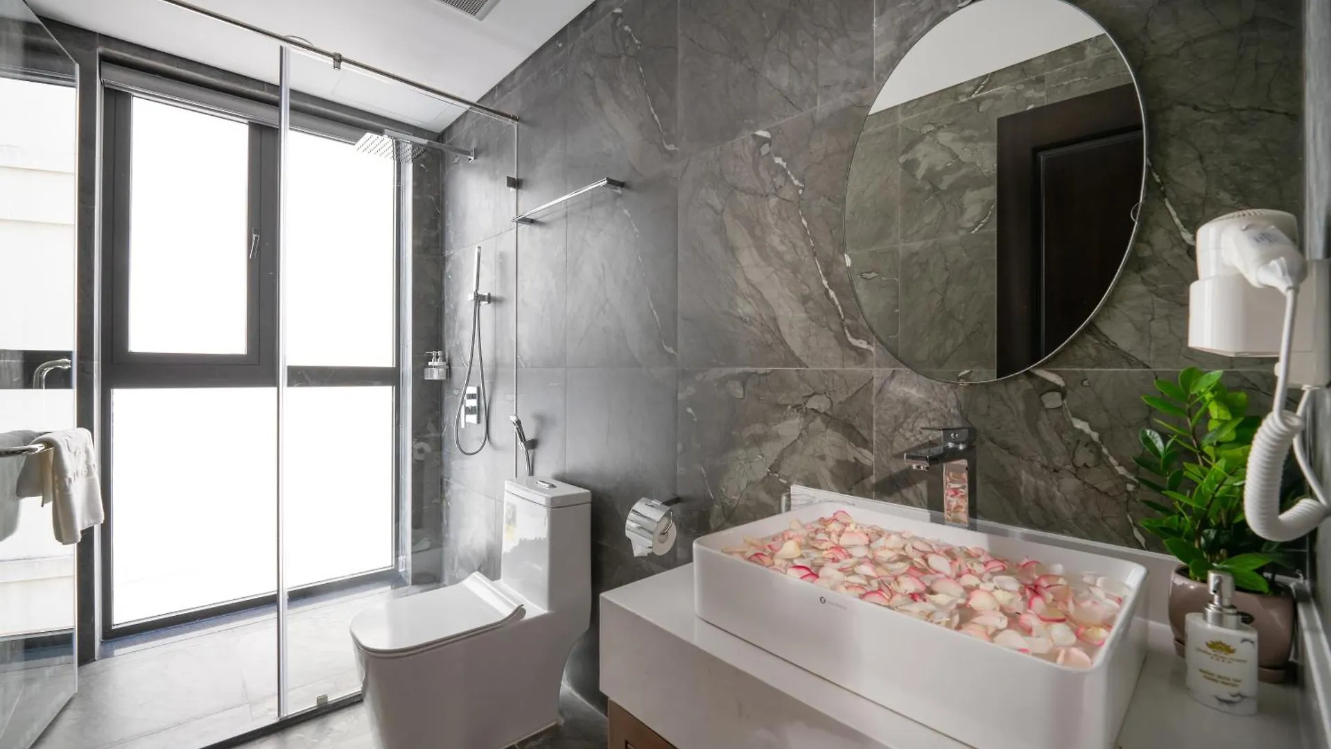 ****  Golden Lotus Luxury Hotel Danang - Complimentary Daily Afternoon Tea Vietnam