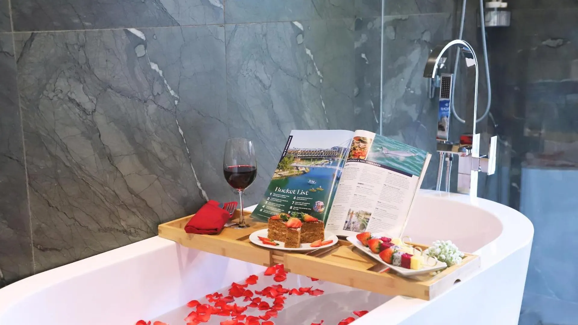 Golden Lotus Luxury Hotel Danang - Complimentary Daily Afternoon Tea
