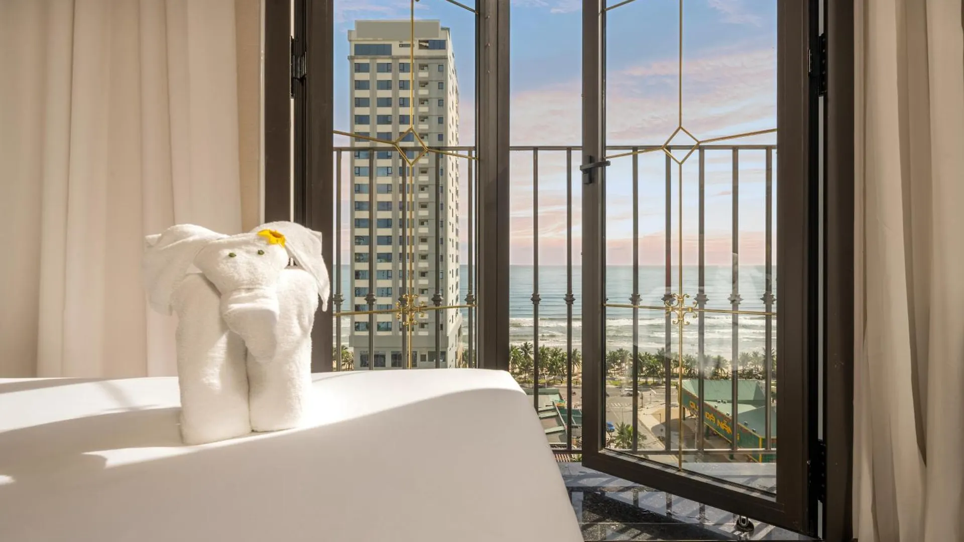 ****  Golden Lotus Luxury Hotel Danang - Complimentary Daily Afternoon Tea Vietnam